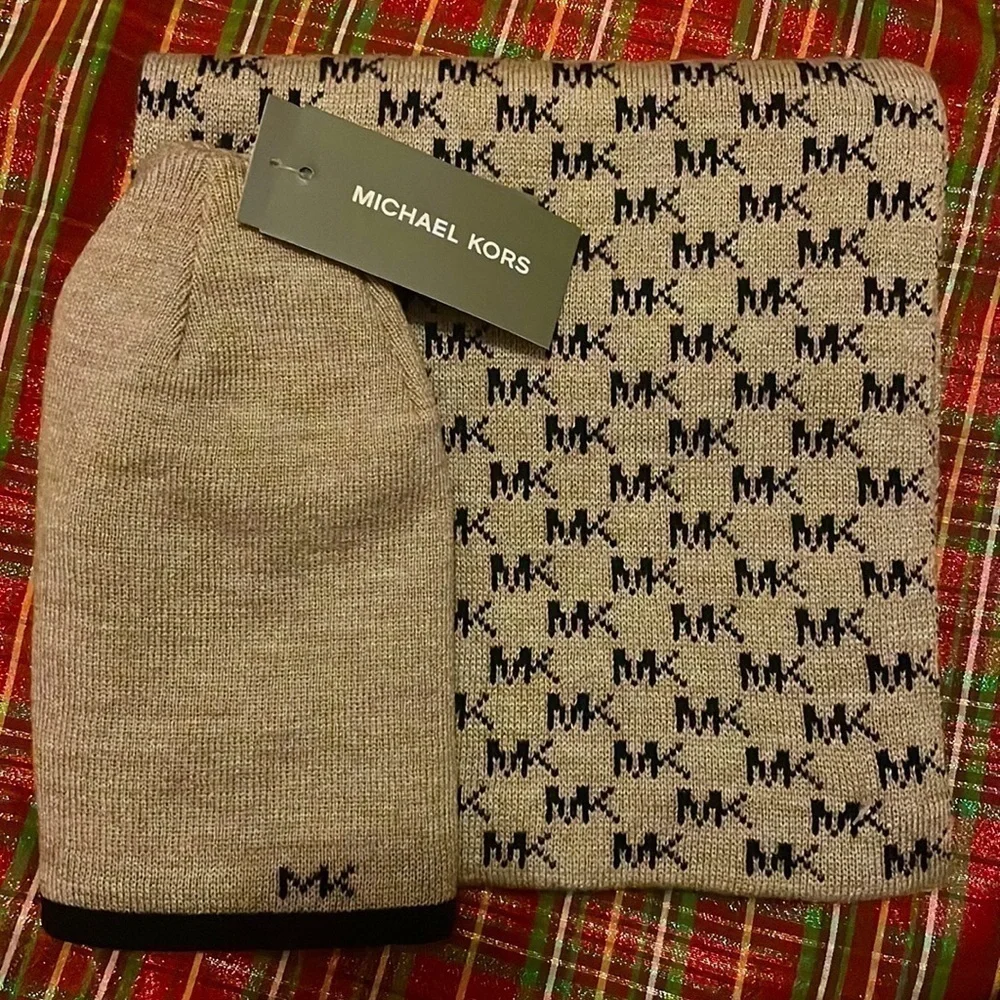 Brand New Michael Kors Men's Scarf & Reversible Hat Gift Set Logo
